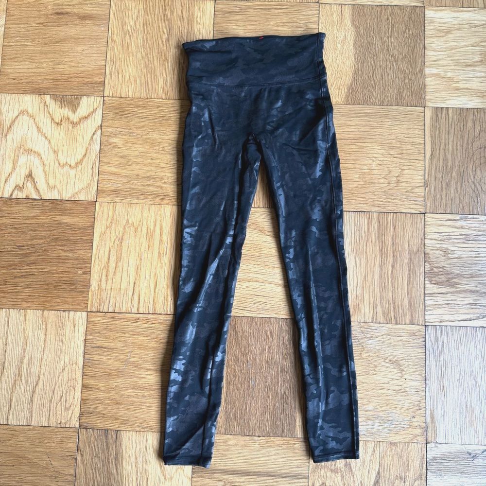 Spanx $98 Black Faux Leather Camo Print Leggings, Size S, EUC